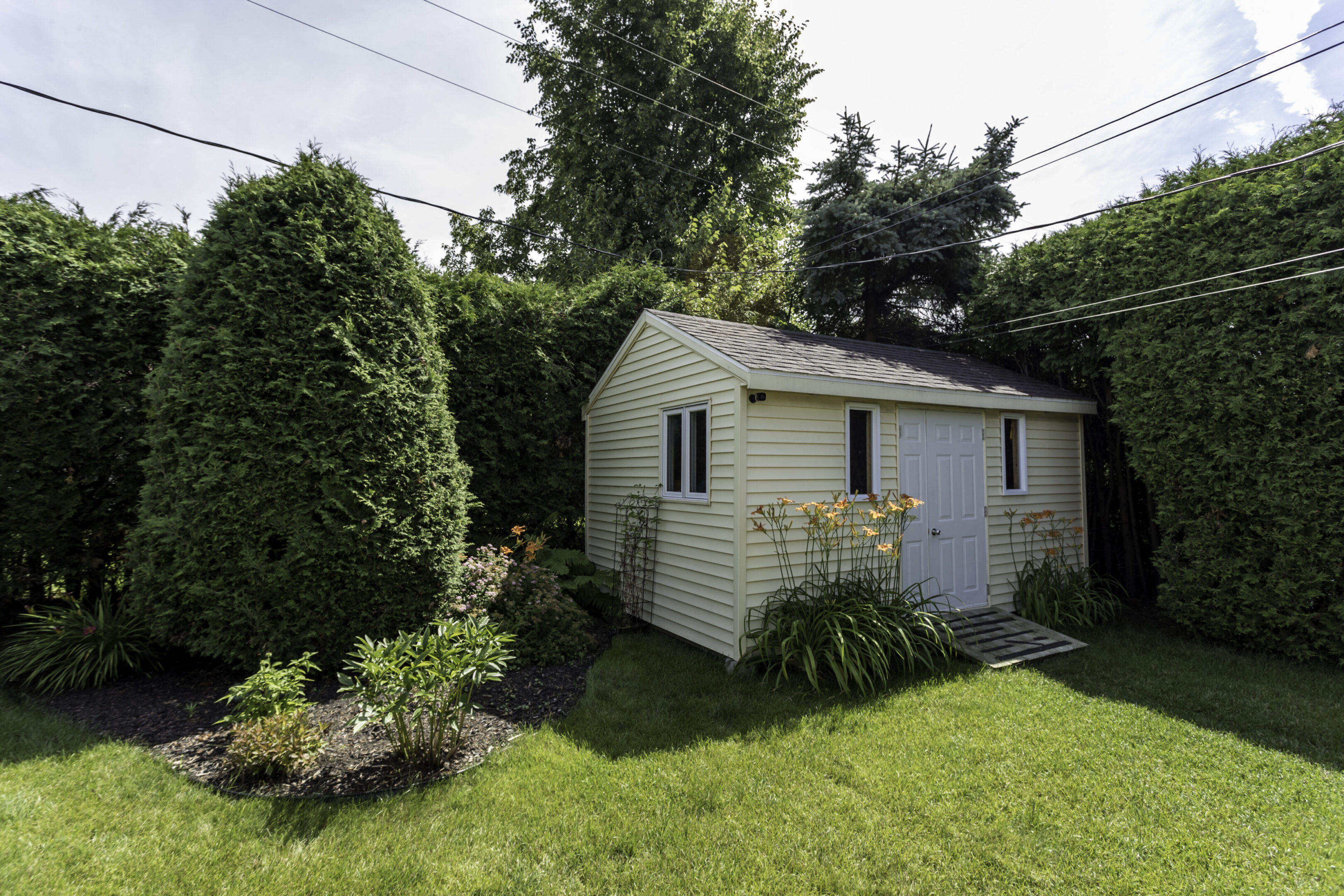 Beautiful Bungalow Backyard in Residential District Hans Home